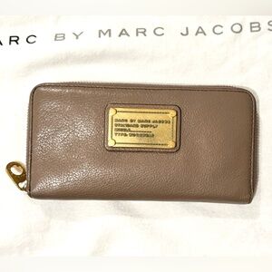 Marc by Marc Jacobs Zip Around wallet in Rootbeer